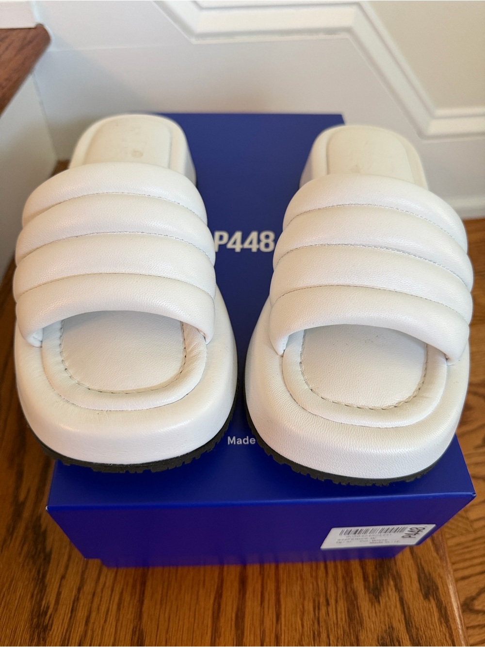 P448 White Fergie Leather Slide Sandal 37eu but to me fit is 7.5US NWT/box